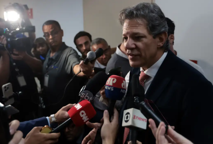 foto de Haddad dando entrevista
