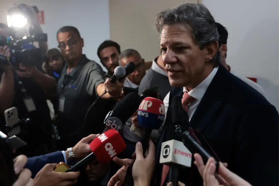 foto de Haddad dando entrevista