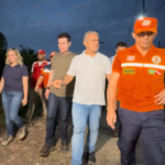 Ministro ao lado de comitiva em bragança