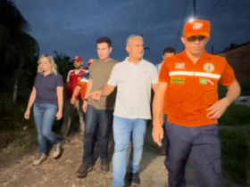 Ministro ao lado de comitiva em bragança