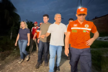 Ministro ao lado de comitiva em bragança