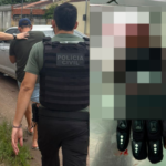 homem sendo conduzido por policiais