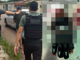 homem sendo conduzido por policiais