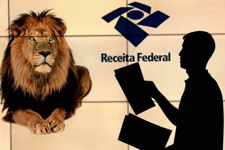 do lado esquerdo um leão e do lado direito um homem com ducmentos na mao