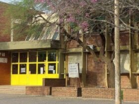 Escola Mariano Moreno, em San Cristóbal, na Argentina, onde um atirador abriu fogo contra alunos em 30 de março de 2026.