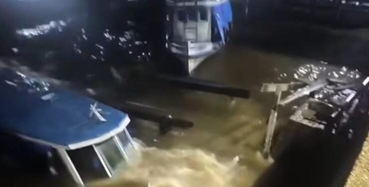 Embarcações afundaram com a força dos ventos.