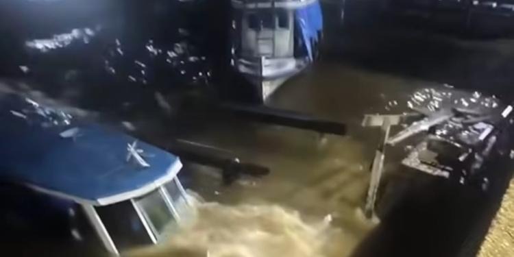 Embarcações afundaram com a força dos ventos.