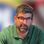 Dr Daniel em fundo que lembra PL e PT