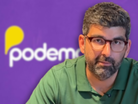 Dr. Daniel. No fundo, imagem da logo do Podemos