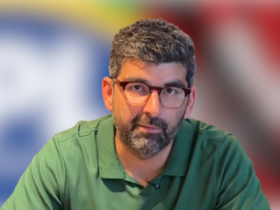 Dr Daniel em fundo que lembra PL e PT