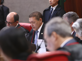 Ministros do TSE reunindo.