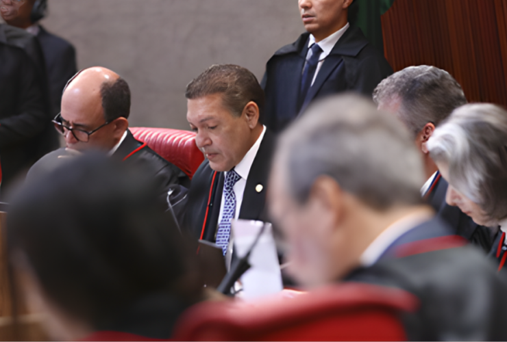 Ministros do TSE reunindo.