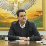 Ratinho Junior sentado à mesa