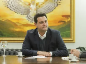 Ratinho Junior sentado à mesa