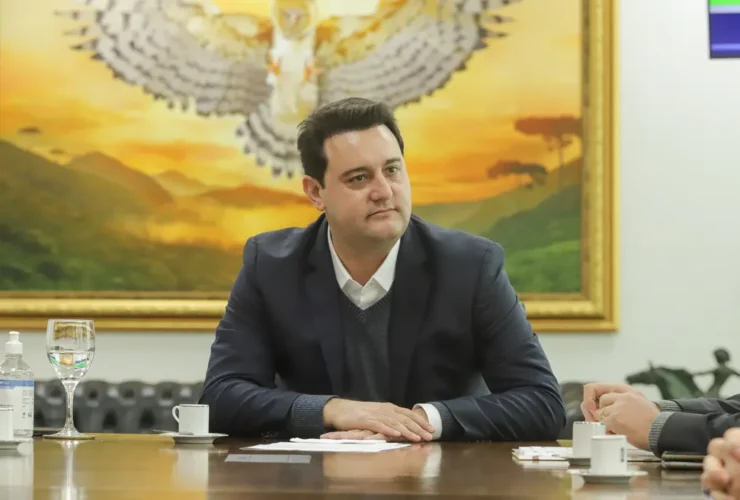 Ratinho Junior sentado à mesa