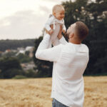 homem segurando bebe no colo