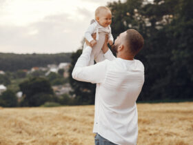 homem segurando bebe no colo