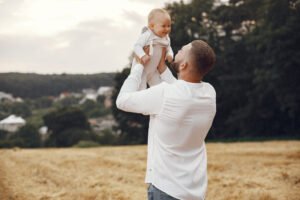 homem segurando bebe no colo
