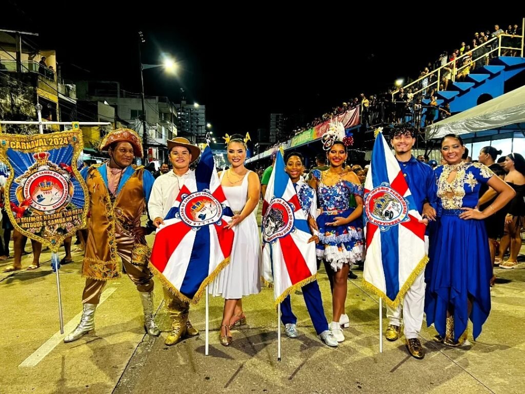 Integrantes da Escola de Samba Império Pedreirense.