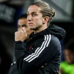 Técnico Filipe Luís na beira do gramando comandando o Flamengo