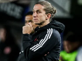 Técnico Filipe Luís na beira do gramando comandando o Flamengo