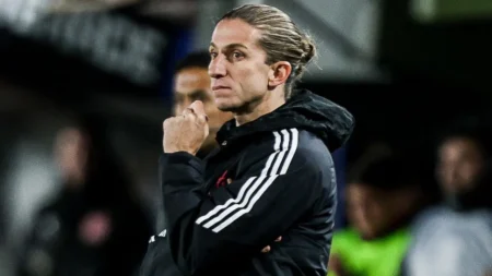 Técnico Filipe Luís na beira do gramando comandando o Flamengo