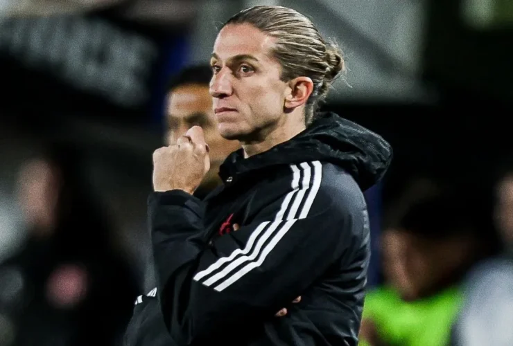 Técnico Filipe Luís na beira do gramando comandando o Flamengo