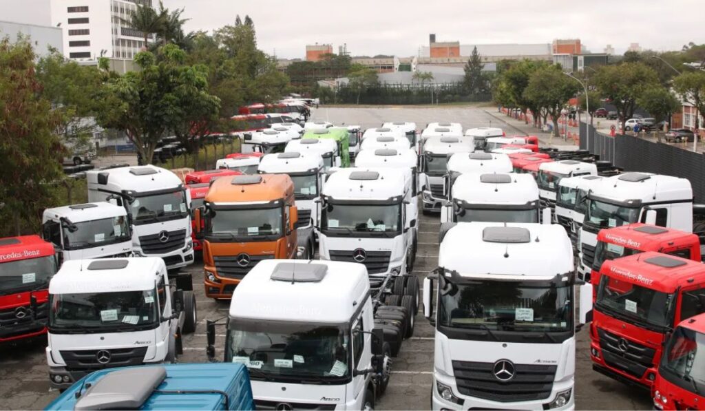 Vários caminhões estacionados no meio da rua