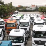 Vários caminhões estacionados no meio da rua