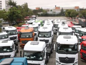Vários caminhões estacionados no meio da rua