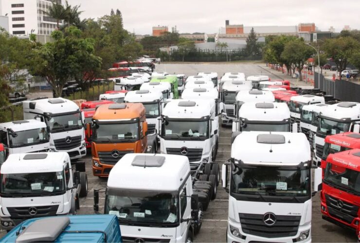 Vários caminhões estacionados no meio da rua