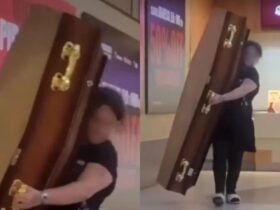 Mulher carregando caixão no cinema