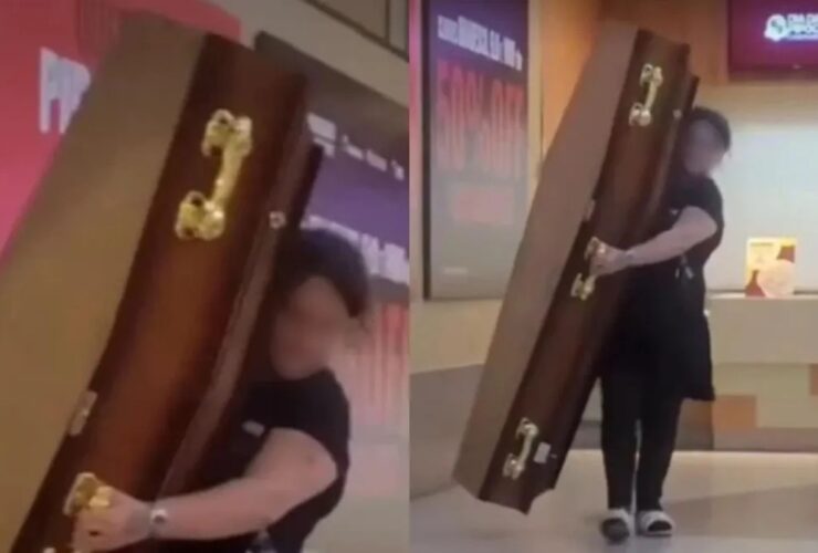 Mulher carregando caixão no cinema