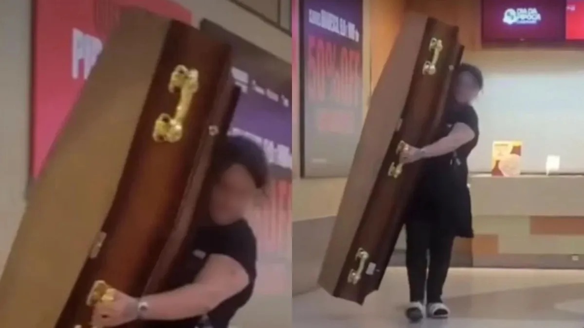 Mulher carregando caixão no cinema