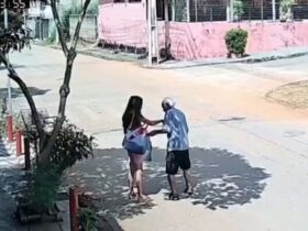 Frame de câmera de segurança de mulher roubando idoso