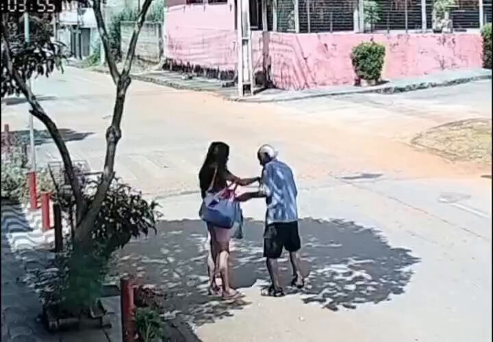 Frame de câmera de segurança de mulher roubando idoso