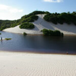 Lago da Coca-Cola fica localizado na praia do Atalaia, em Salinas.