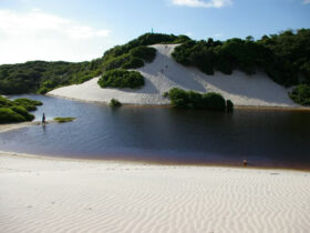 Lago da Coca-Cola fica localizado na praia do Atalaia, em Salinas.