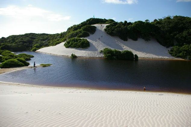 Lago da Coca-Cola fica localizado na praia do Atalaia, em Salinas.