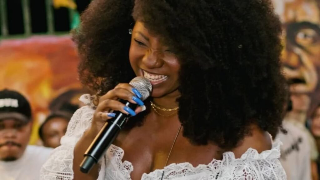 Cantora segurando um microfone durante um show
