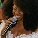 Cantora segurando um microfone durante um show