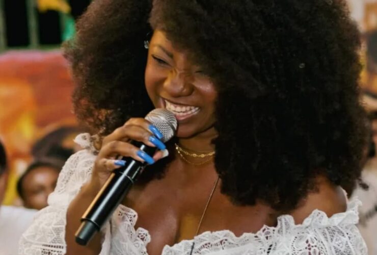 Cantora segurando um microfone durante um show