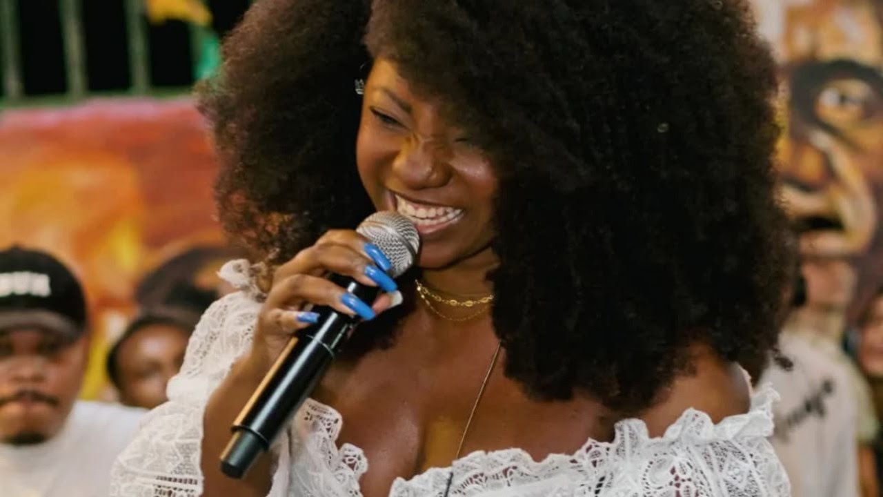 Cantora segurando um microfone durante um show