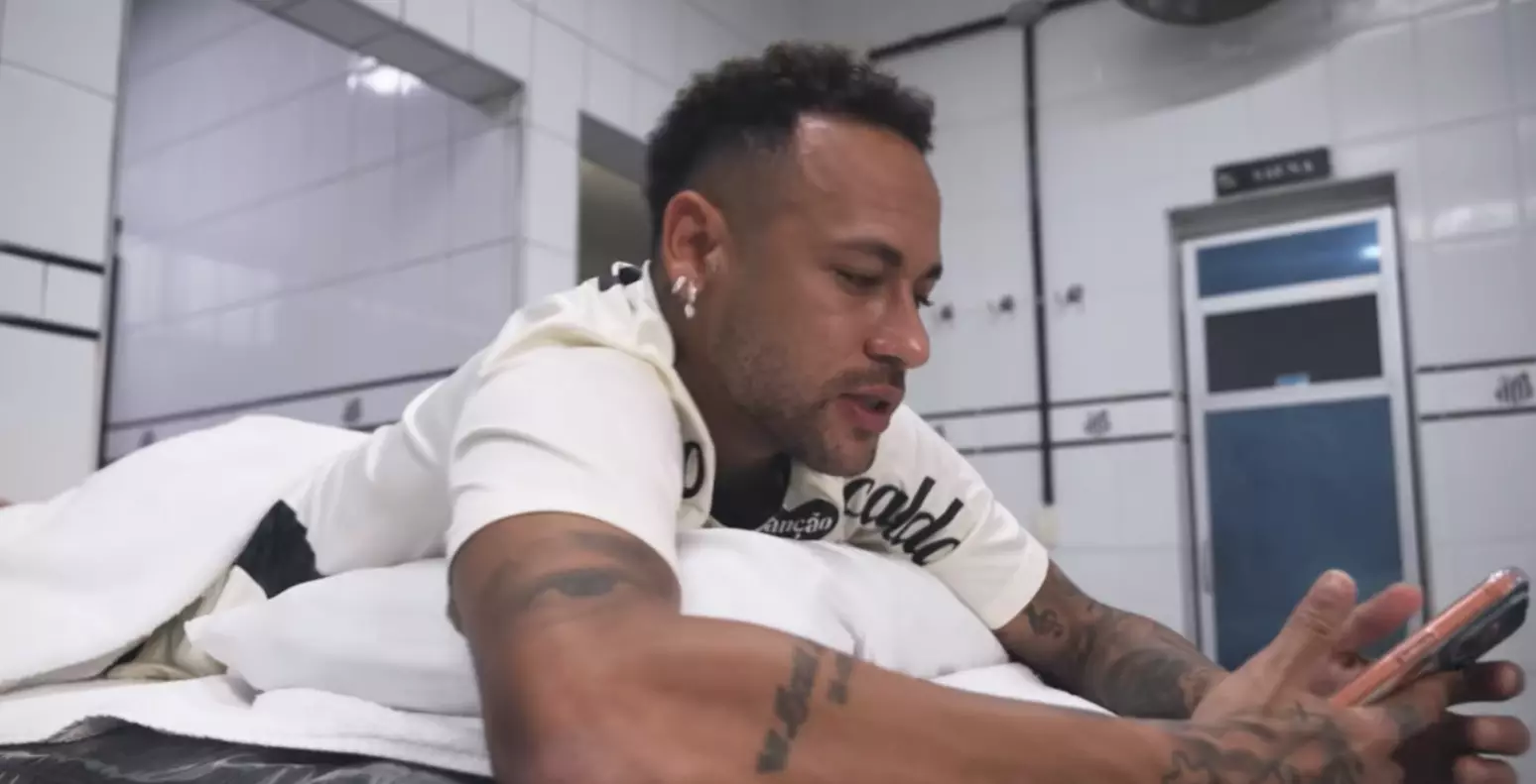 Neymar recebendo a notícia de que não foi convocado