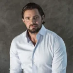 Presidente do Banco Master, Daniel Vorcaro posando para foto