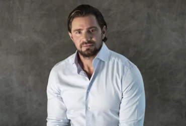 Presidente do Banco Master, Daniel Vorcaro posando para foto