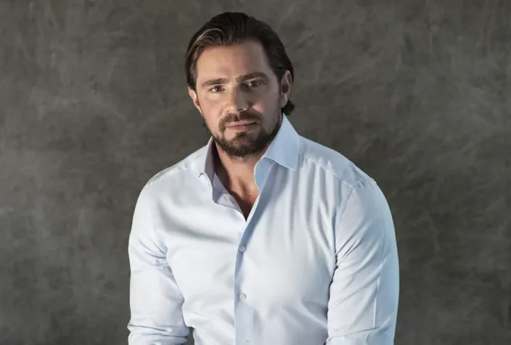 Presidente do Banco Master, Daniel Vorcaro posando para foto