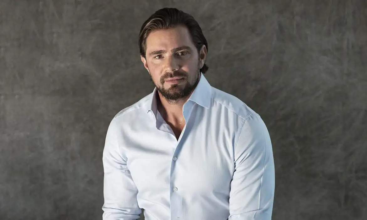 Presidente do Banco Master, Daniel Vorcaro posando para foto