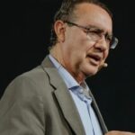 Escritor é pré-candidato e vai concorrer nas eleições de 2026.