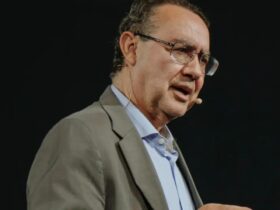 Escritor é pré-candidato e vai concorrer nas eleições de 2026.